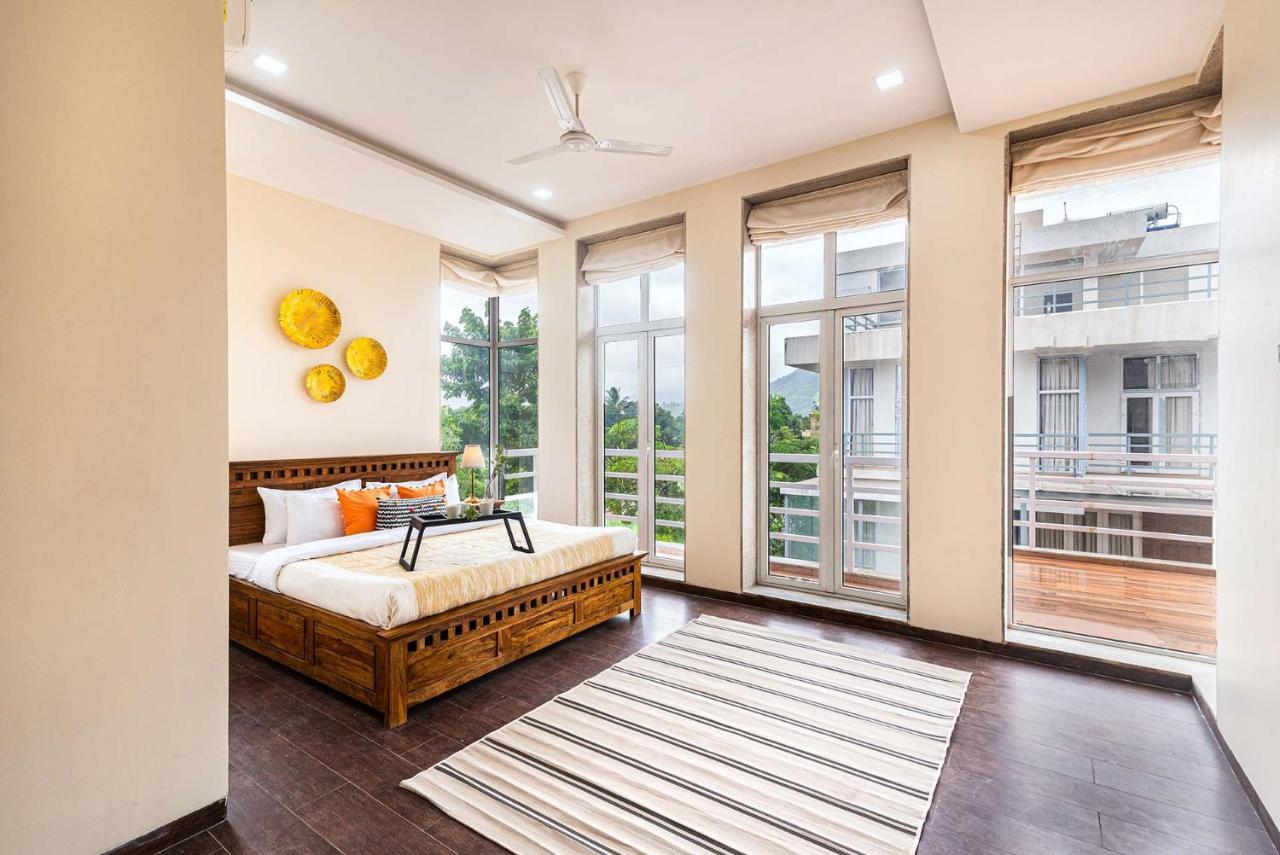 Sierra Skies By Stayvista - A Mountain-View Villa Featuring A Rooftop Swimming Pool, Jacuzzi, Turf, And A Gym For An Elevated Stay Lonavala Ngoại thất bức ảnh